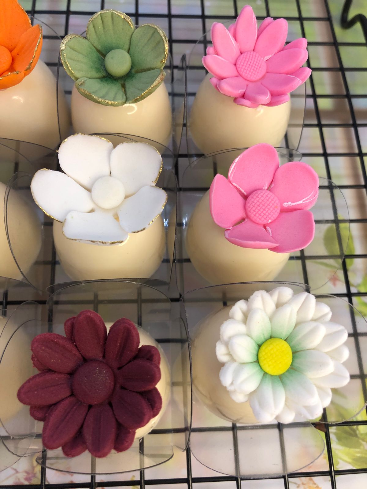Flores comestíveis aplicadas em doces