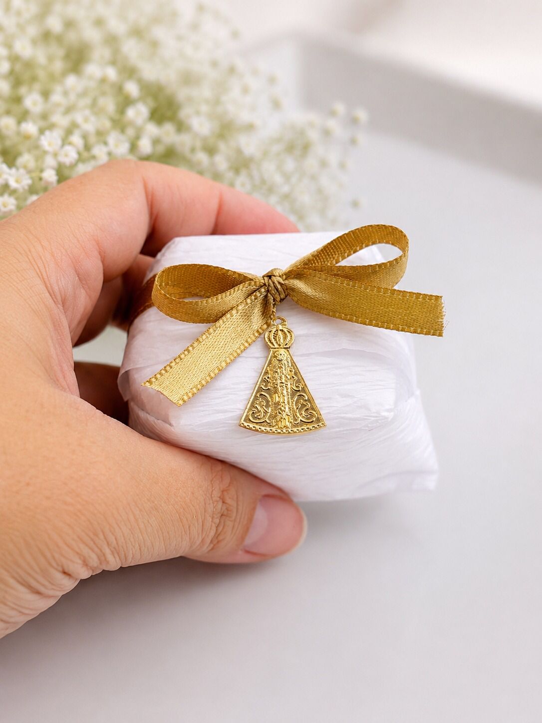 Bem-casado com acabamento branco e dourado