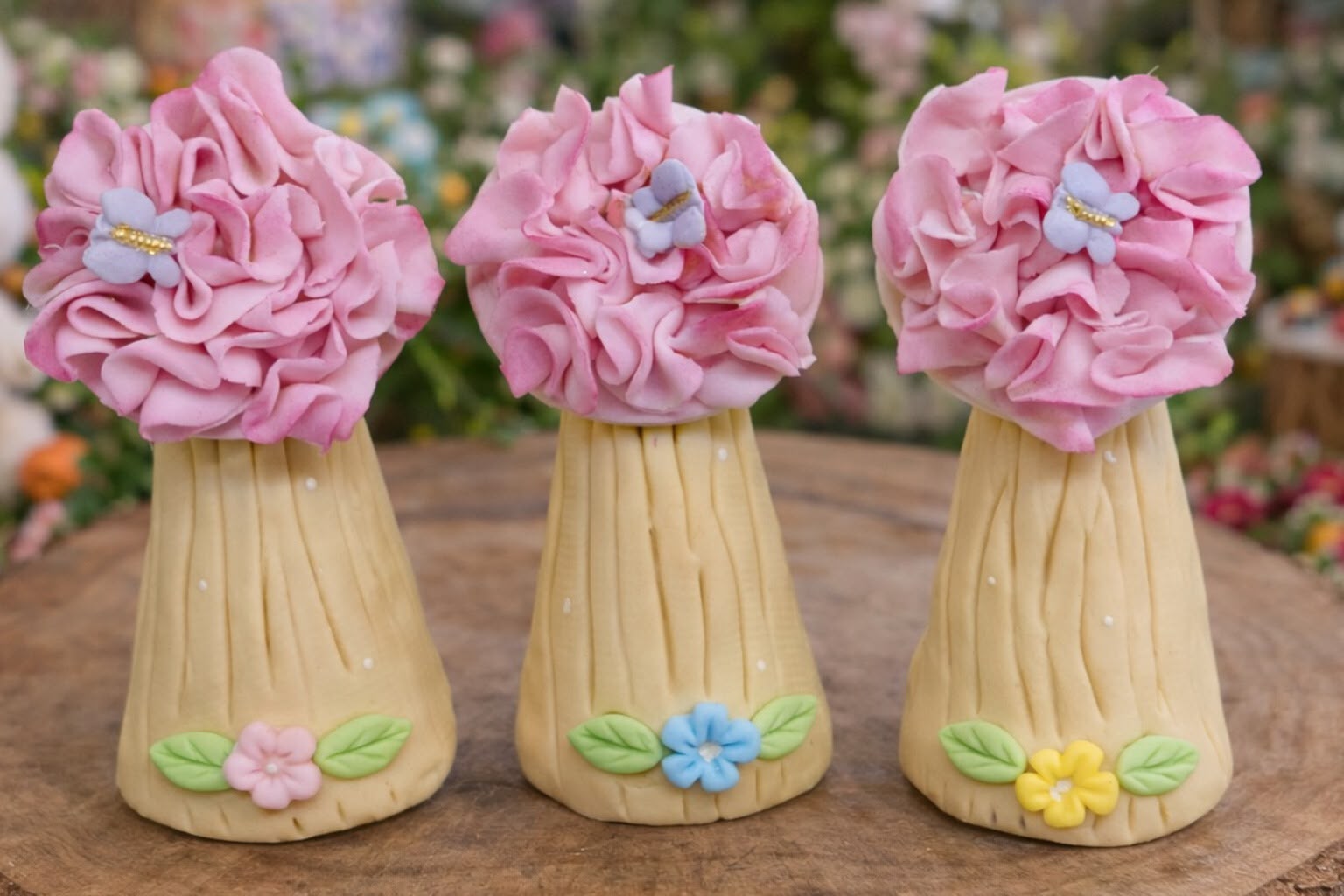 Cones artesanais decorados com flores