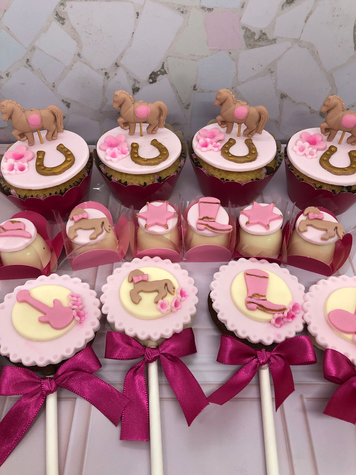 Cupcakes e doces personalizados com tema de cavalinho
